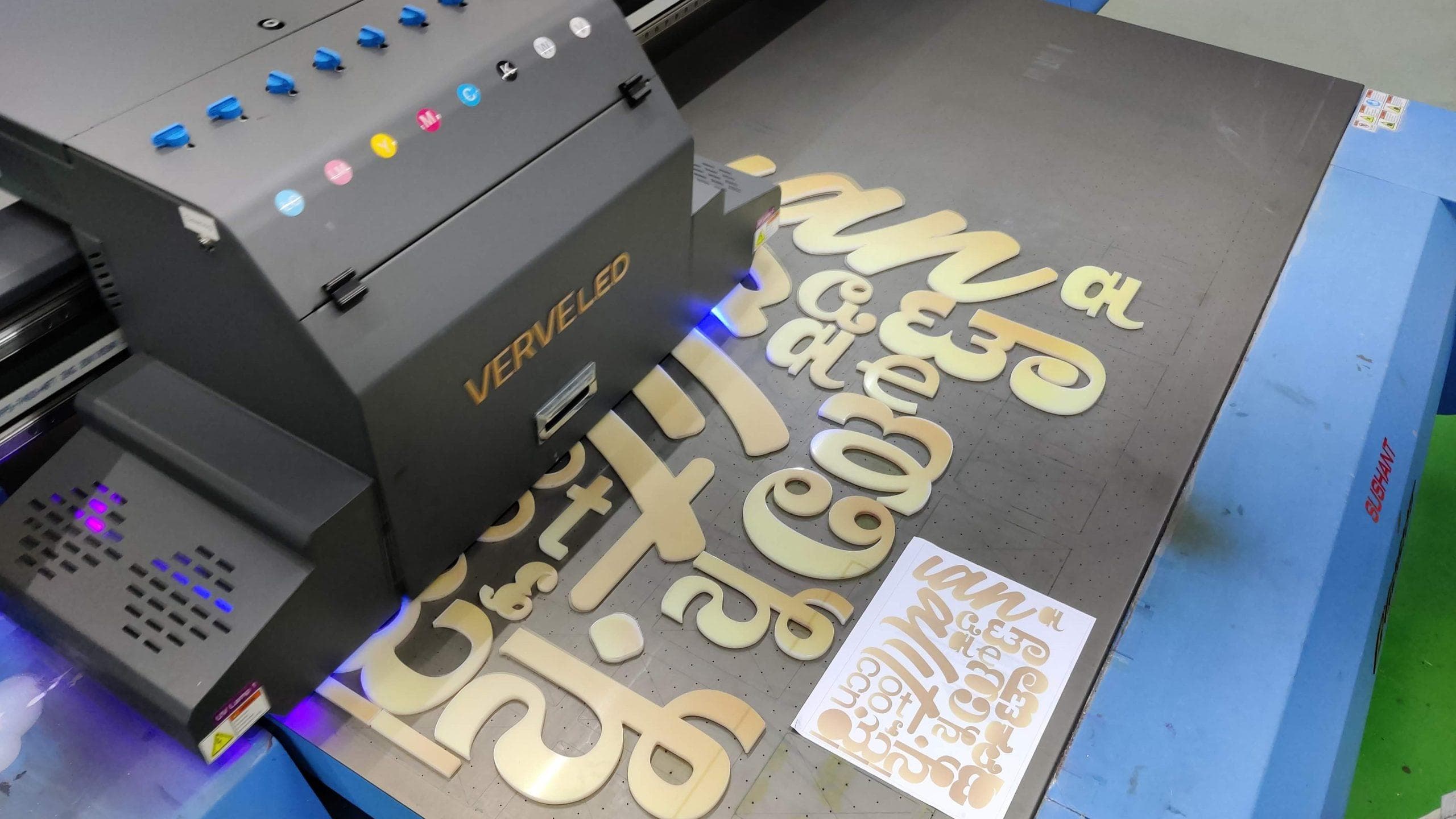 UV flatbed printer with curing lamps