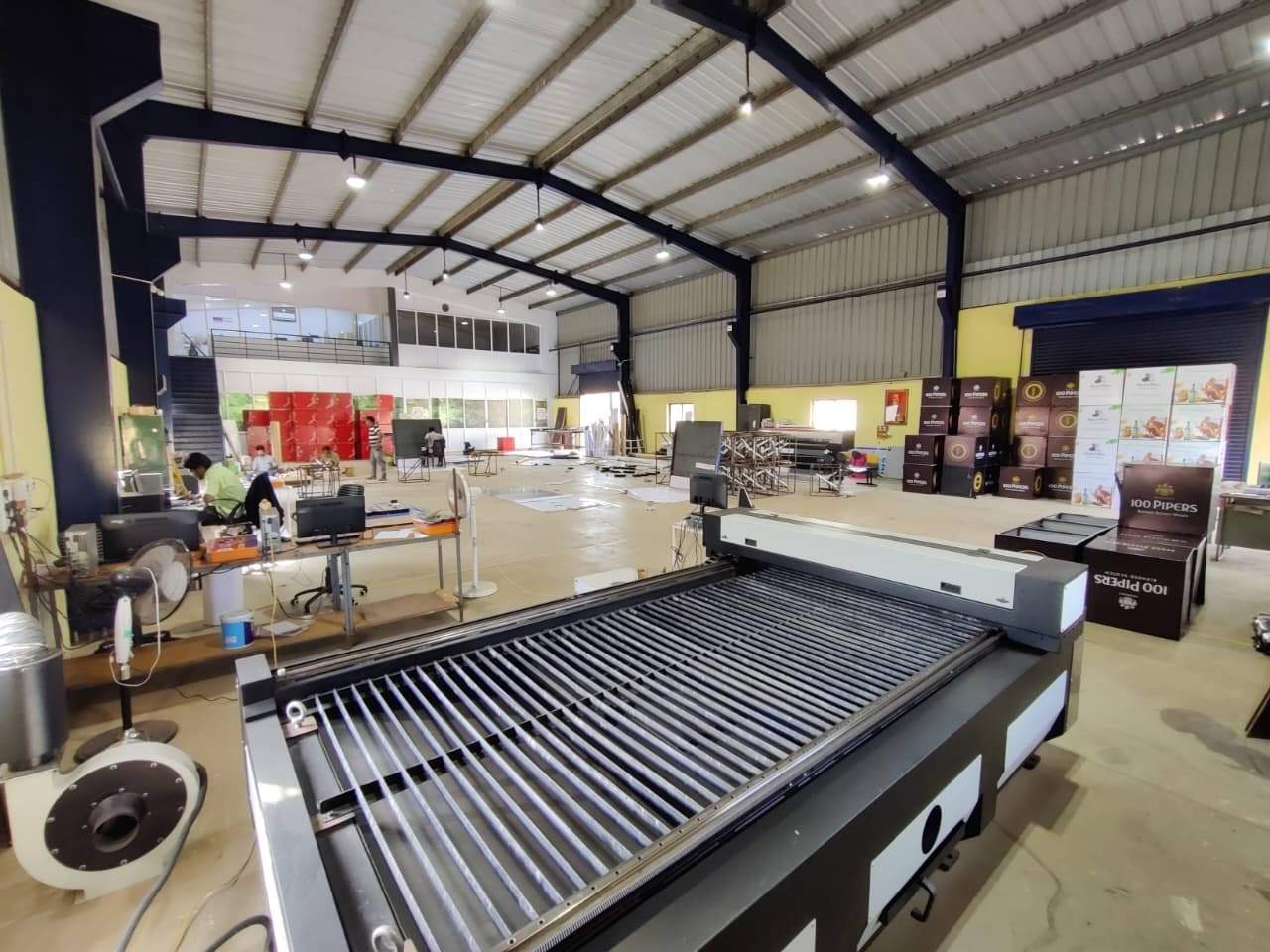 Large slatted-bed laser cutting machine in the fabrication hall